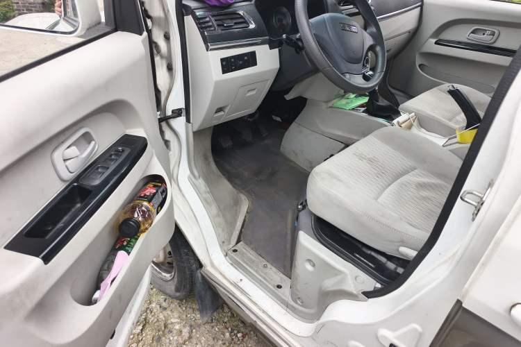 Used Jinbei New Hiace X30L CNG 2023 100L CNG Wealth Edition Bus 6/7 Seats No Air Conditioning SWCC15M
