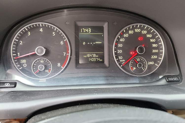 Used Volkswagen Touran 2011 1.4T Manual Zhiya Edition 5 Seats Odometer Close Up