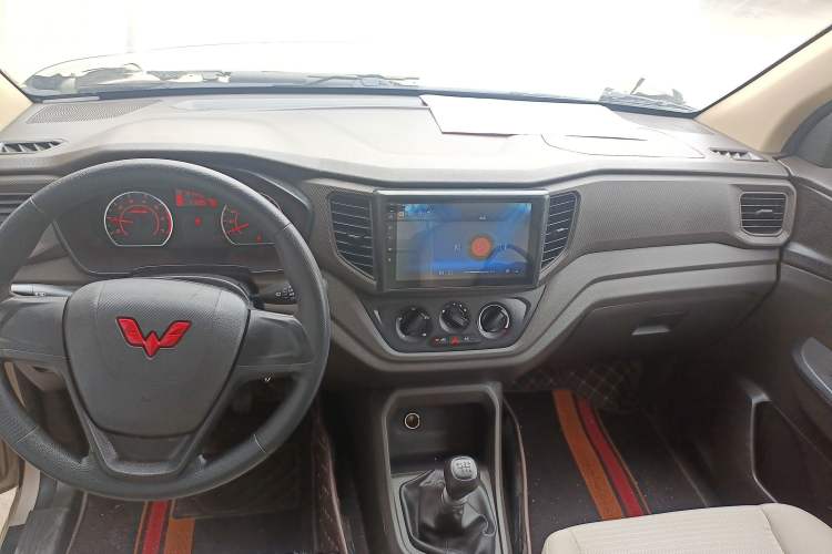 Used Wuling Hongguang V 2022 1.5L Jingqu Edition Enclosed-Window Vehicle with Hydraulic Power Steering LAR