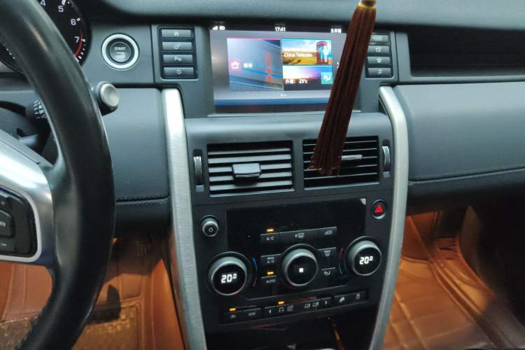 Used Land Rover Discovery Sport 2016 2.0T SE Audio And AC Panel