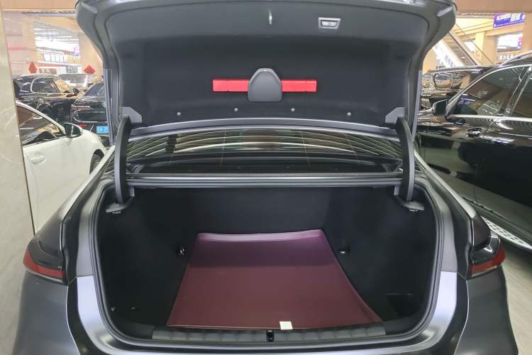 Used BMW 7 Series 2023 735Li M Sport Package Trunk