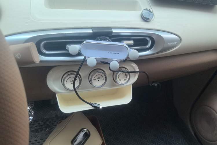 Used Wuling Hongguang MINIEV 2025 Four-Door Version Advanced Edition Audio And AC Panel