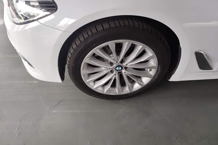 Used BMW 5 Series 2019 Facelifted 525Li Luxury Package Exterior 4