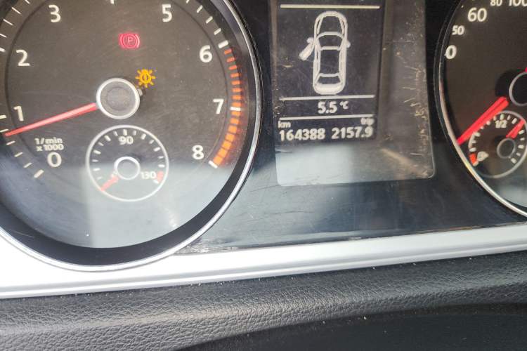 Used Volkswagen Magotan 2016 1.8TSI Smart Comfort Model Odometer Close Up