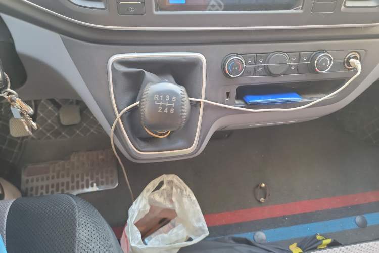 Used SAIC MAXUS Xintu V80 2023 2.0T Manual Classic Aoyuntong Long Wheelbase Mid-Height 6/7/8/9-Seater Gear Lever