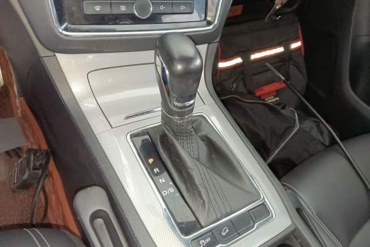 Used Roewe RX5 2016 20T Two-Wheel Drive Automatic Internet Smart Edition Gear Lever