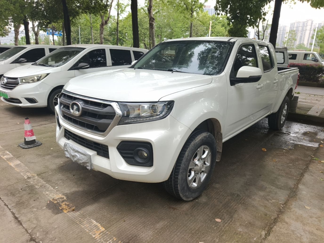 تحت مقدمة السيارة