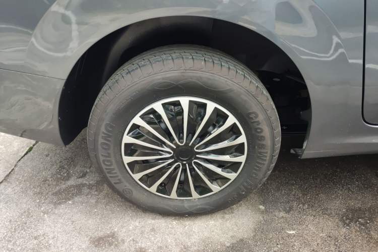 Used Wuling Hongguang New Energy 2024 All-Electric Model 300KM Standard Version Right Rear Wheel Hub