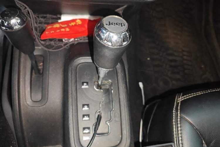Used Jeep Wrangler 2014 2.8TD Sahara Four-Door Edition Gear Lever