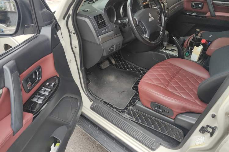 Used Mitsubishi Pajero 2015 3.0L Automatic Luxury Version China IV Standard Driver Seat