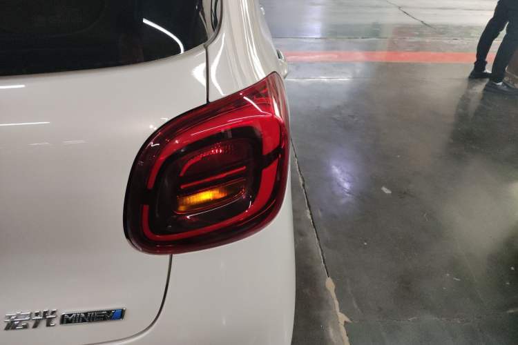 Used Wuling Hongguang MINIEV 2025 Four-Door Version Advanced Edition Right Rear Taillight