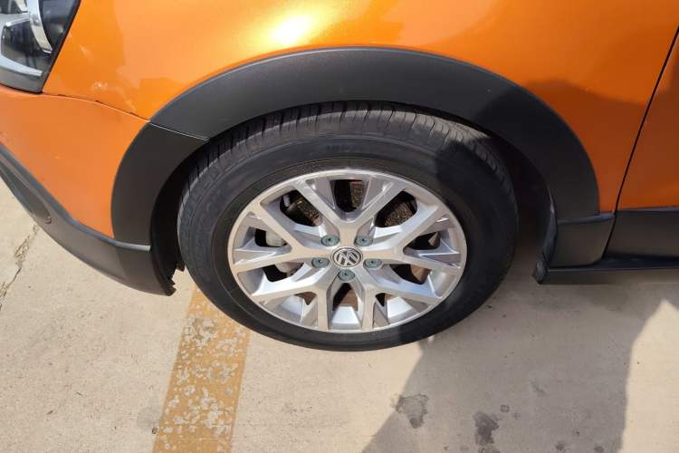 Used Volkswagen Polo 2014 1.6L Cross Polo Automatic Left Front Wheel Hub