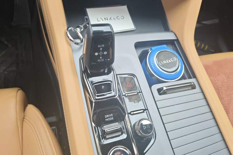 Used Lynk & Co 09 2021 2.0T Halo Six-Seater Gear Lever