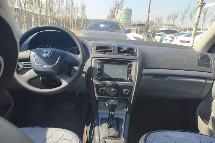 Used Skoda Octavia 2010 1.4TSI DSG Yijun Edition Center Console