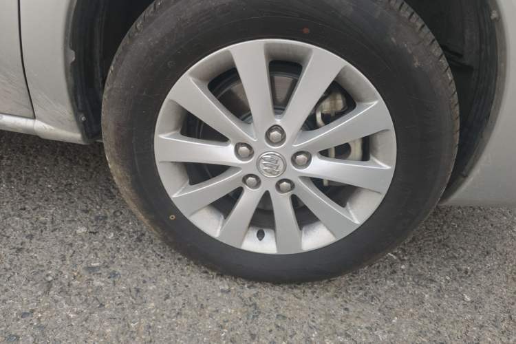 Used Buick GL8 2014 2.4L Executive Edition Right Front Wheel Hub