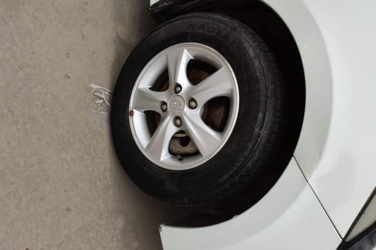 Used Hyundai Verna (older generation) 2014 1.4L Manual Smart GLS Trim Right Front Wheel Hub