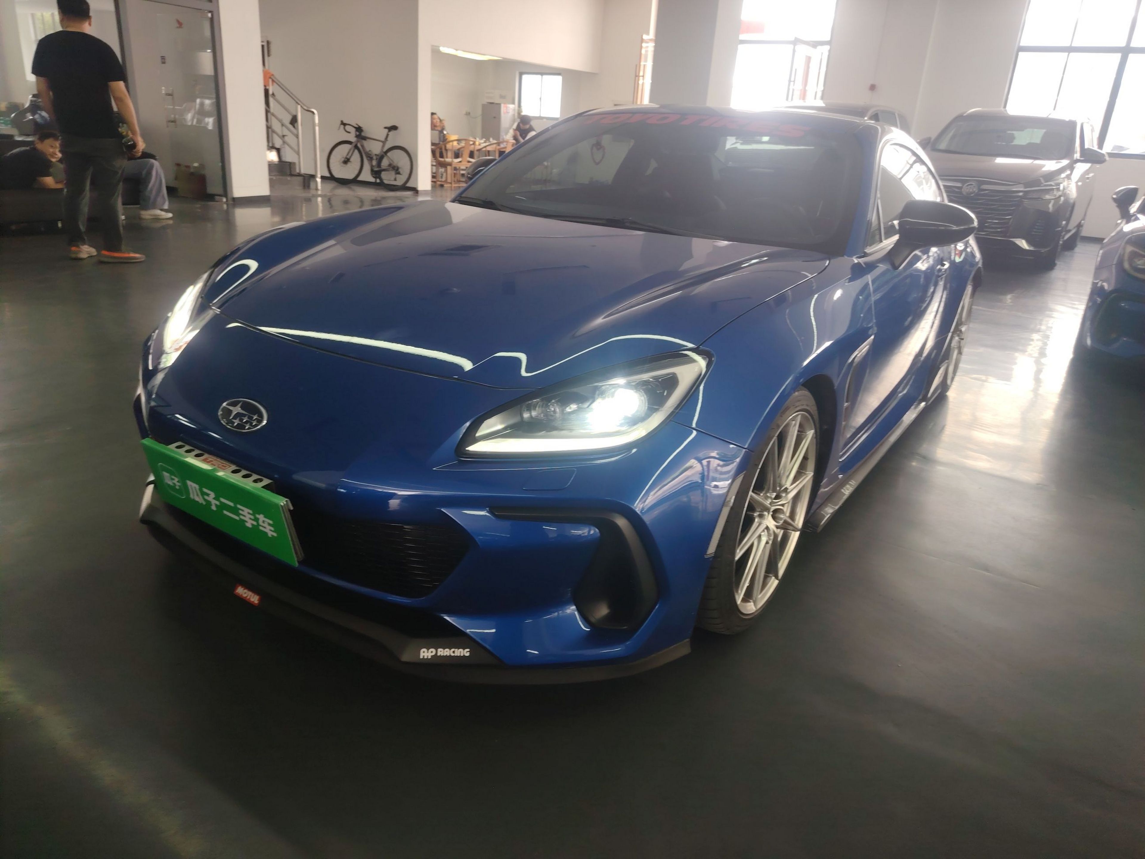 تحت مقدمة السيارة