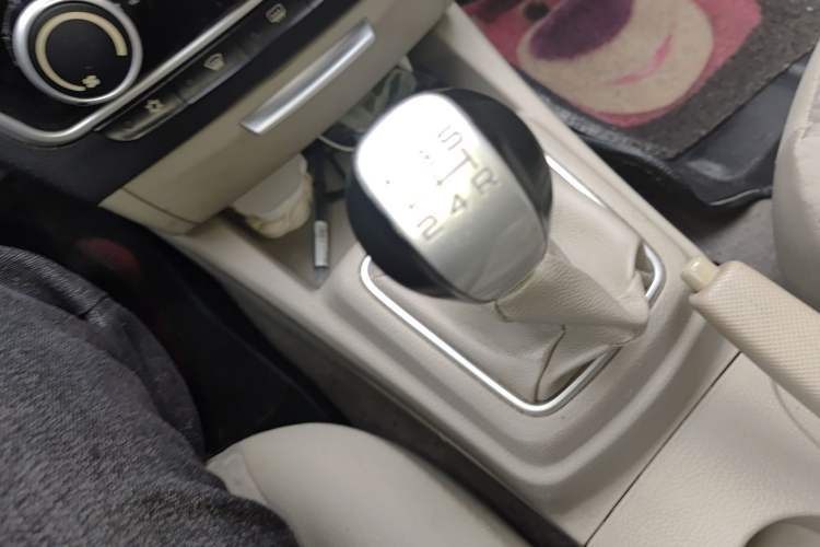 Used Soueast V3 Lingyue 2015 1.5L Manual Happiness Edition Gear Lever