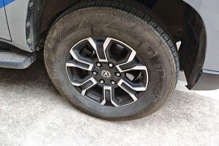 Used CHANGAN Hunter 2024 Warrior Edition Luxury Model Dual-Motor All-Wheel Drive with Extra-Long Cargo Box Right Front Wheel Hub