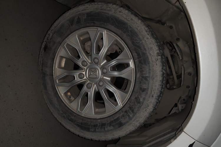 Used JMC Yusheng S350 2016 2.0T Automatic Two-Wheel Drive Gasoline Luxury Version with Sunroof 5 Seats
