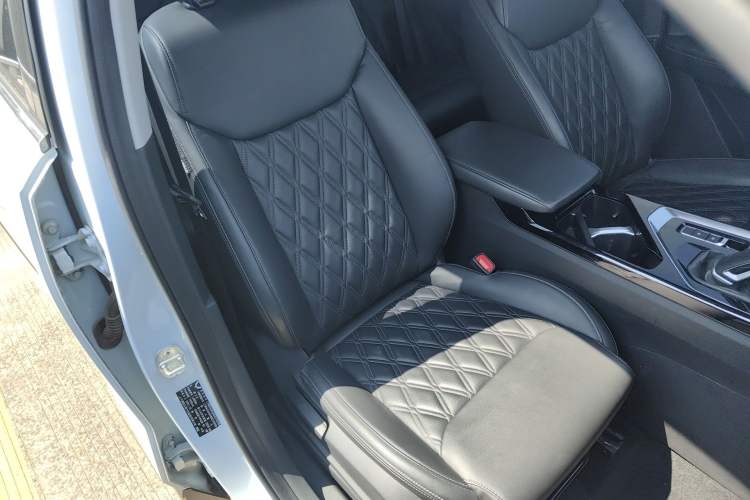 Used Wuling Asta 2022 2.0L DHT Electric-Speed Version
