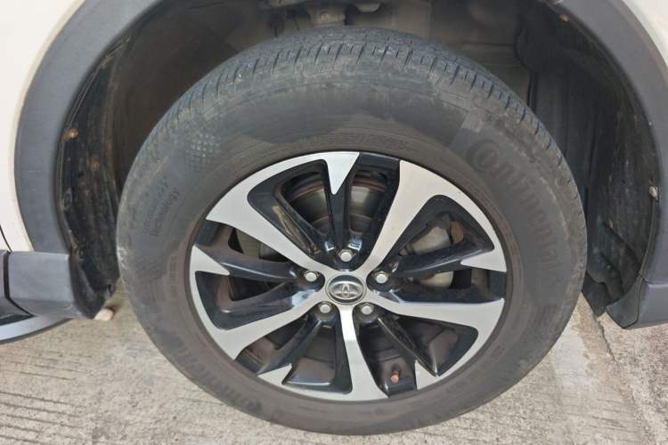 Used Toyota RAV4 2019 2.0L CVT Two-Wheel Drive Luxury Version China VI Standard
