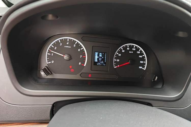 Used FORTHING Lingzhi PLUS 2021 2.0L Manual Luxury 9-Seater Odometer Close Up