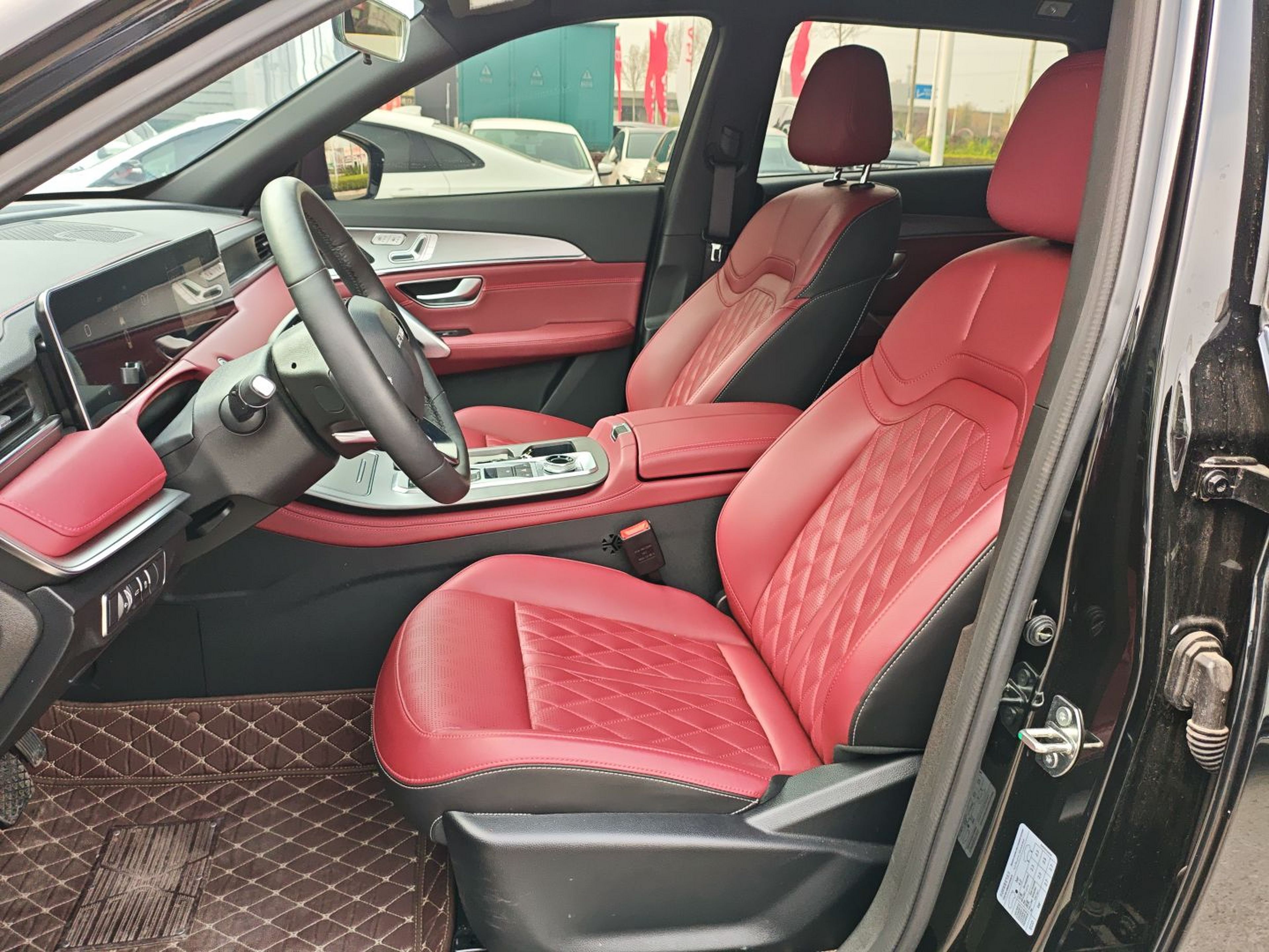 المقاعد الأمامية داخل السيارة