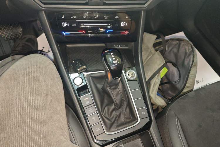 Used Volkswagen Sagitar 2021 280TSI DSG Luxury Smart Connectivity Edition Gear Lever