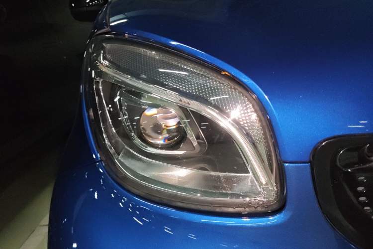 Used smart fortwo 2016 0.9T 66kW Hardtop Pioneer Edition Right Front Headlight