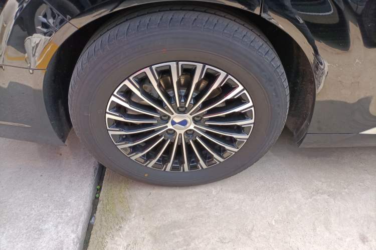 Used Denza D9 2024 DM-i 980 Four-Wheel Drive Prestige Model Right Rear Wheel Hub