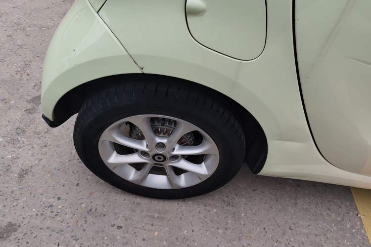 Used smart fortwo 2015 1.0L 52 kW hardtop Dynamic version Right Rear Wheel Hub