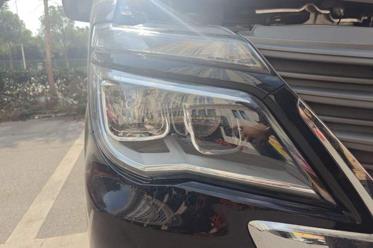 Used FORTHING Lingzhi 2023 M5 1.6L Practical Model 5 Seats Right Front Headlight