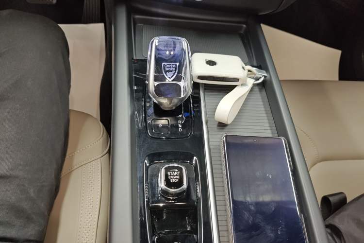 Used Volvo XC60 2026 B5 4x4 Smart Luxury Edition Gear Lever