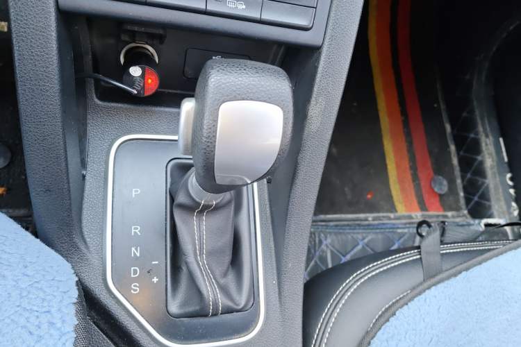 Used Bestune X40 2017 1.6L Automatic Prestige Edition Gear Lever