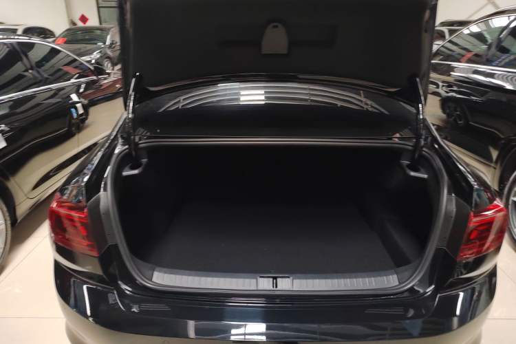 Used Volkswagen Magotan 2026 30 Million Vehicles Selected Model 380TSI DSG Luxury Edition Trunk