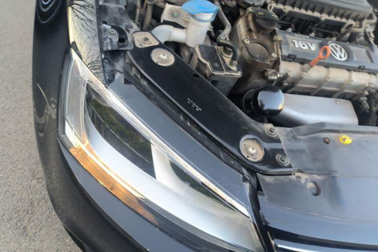 Used Volkswagen Sagitar 2014 Revised Version 1.6L Manual Comfort Edition Right Front Headlight