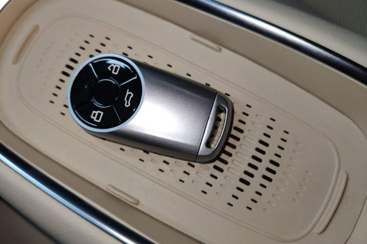 Used ORA Good Cat 2023 401 km Standard Range Premium Version Lithium Iron Phosphate Vehicle Key