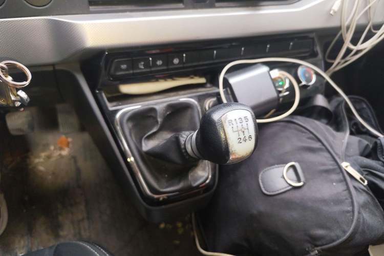 Used Dongfeng Yufeng 2023 V9+ 2.3T Manual Rear-Drive Cargo Van with Dual Rear Tires 3-Seater Gear Lever