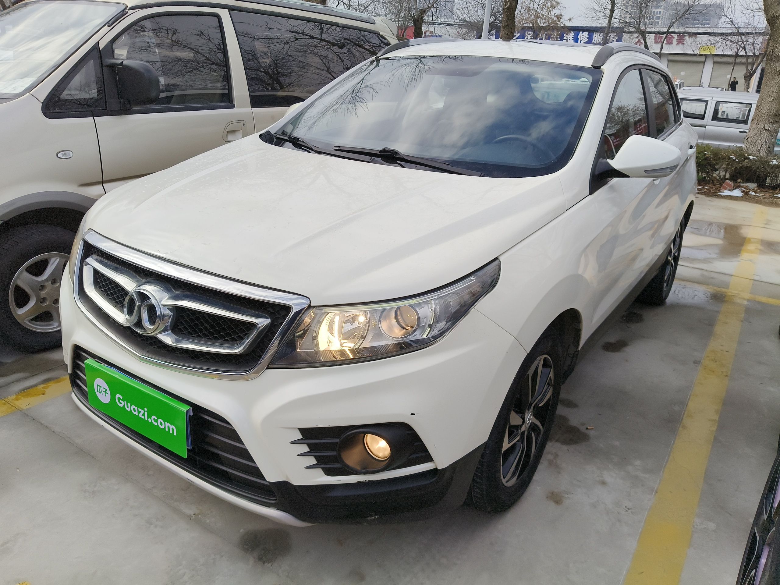 Под передней частью автомобиля