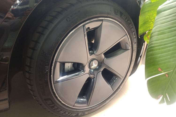 Used Tesla Model 3 2022 Rear-Wheel-Drive Version Right Rear Wheel Hub