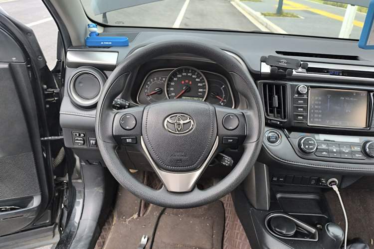 Used Toyota RAV4 2016 2.0L CVT Two-Wheel Drive Fashion Edition China V Standard
