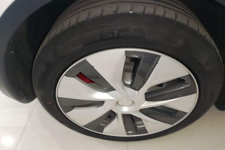 Used Tesla Model Y 2021 Standard Range Rear-Wheel Drive Version Right Rear Wheel Hub