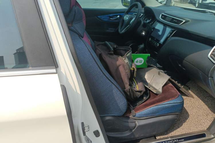 Used Nissan Qashqai 2016 2.0L CVT Elite Edition Right Front Seat