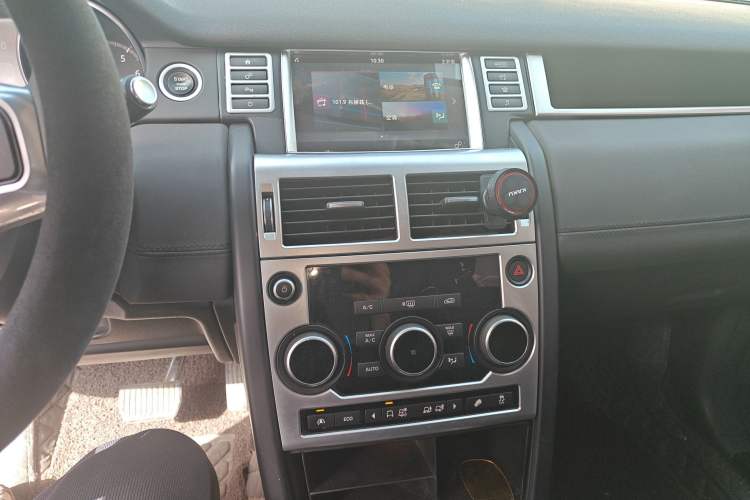 Used Land Rover Discovery Sport 2017 2.0T PURE Audio And AC Panel