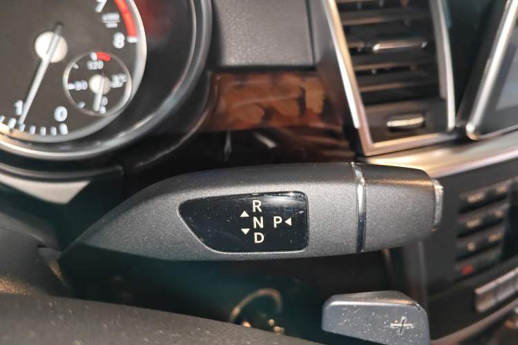 Used Mercedes-Benz M-Class 2015 ML 400 4MATIC Dynamic Model Gear Lever