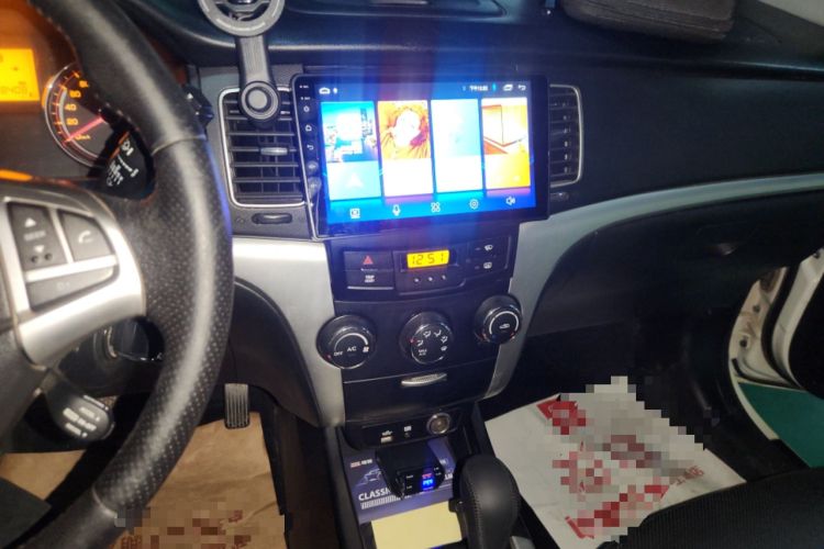 Used SsangYong Korando 2011 2.0T Diesel Two-Wheel Drive Automatic Luxury Navigation Edition Audio And AC Panel