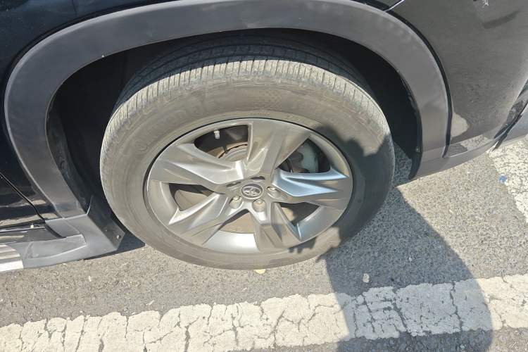 Used Toyota Highlander 2018 2.0T Four-Wheel Drive Prestige Version 7 Seats China VI Standard Right Front Wheel Hub