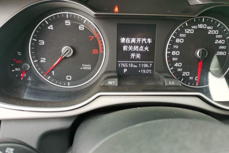 Used Audi A4L 2016 35 TFSI Automatic Comfort Model Odometer Close Up