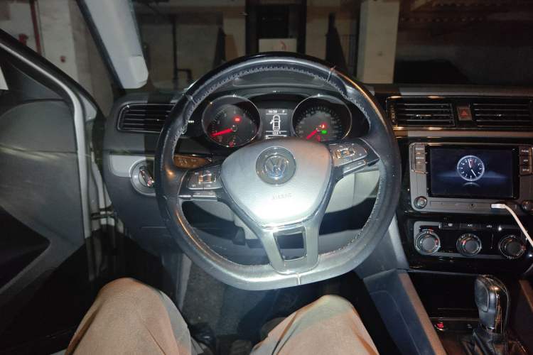 Used Volkswagen Sagitar 2017 230TSI Automatic Comfort Version Steering Wheel